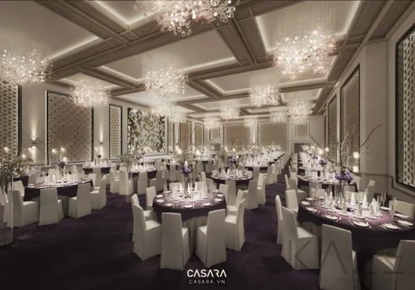 Sảnh tiệc sang trọng với đèn chùm lộng lẫy và bàn tiệc trang trí hoa.