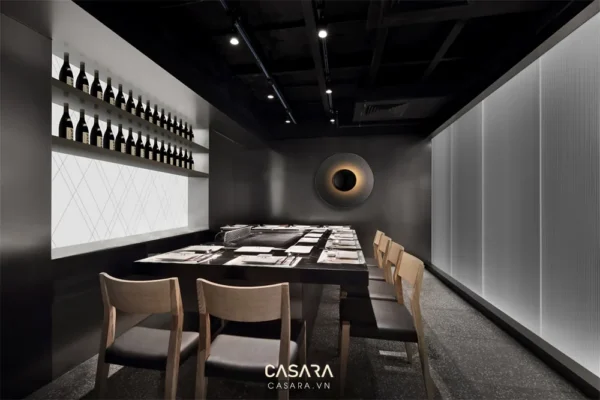 Góc phòng ăn tối giản, hiện đại với kệ rượu và đèn tròn độc đáo.