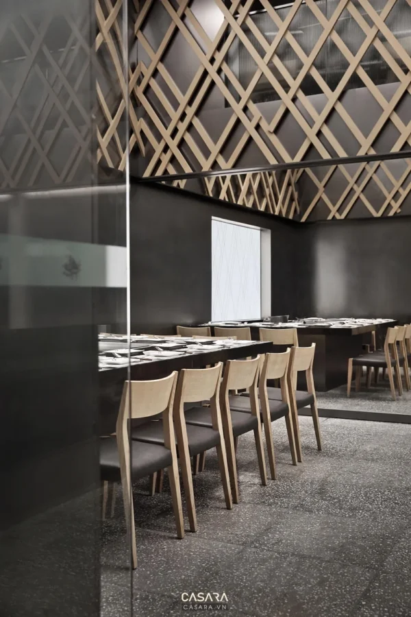 Không gian nhà hàng sang trọng với thiết kế tối giản, hiện đại.