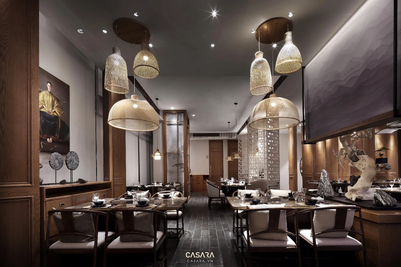 Không gian nhà hàng Casara tông trầm ấm, sang trọng với đèn thả độc đáo.