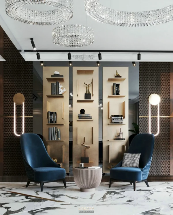 Phòng khách hiện đại với kệ sách trang trí và đèn chùm lấp lánh.