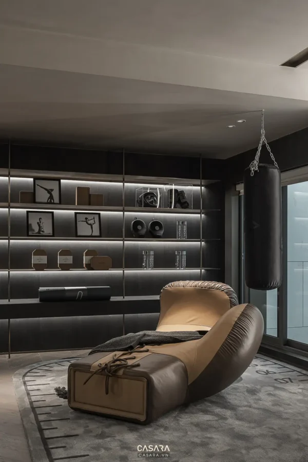 Phòng tập cá nhân hiện đại với ghế sofa da và túi đấm bốc.