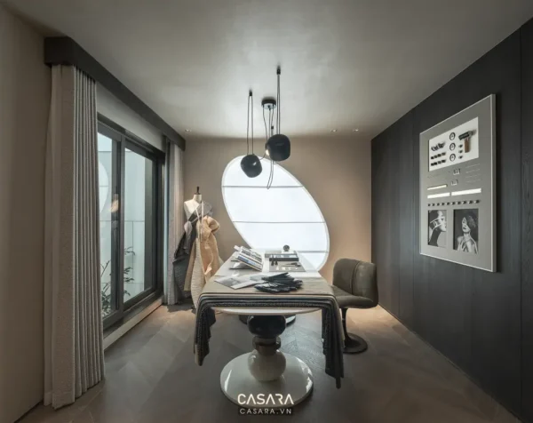 Phòng làm việc tối giản, hiện đại với cửa sổ lớn và nội thất tinh tế.