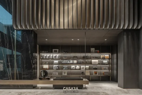 Sảnh đón tiếp sang trọng với kệ trưng bày và thiết kế hiện đại.