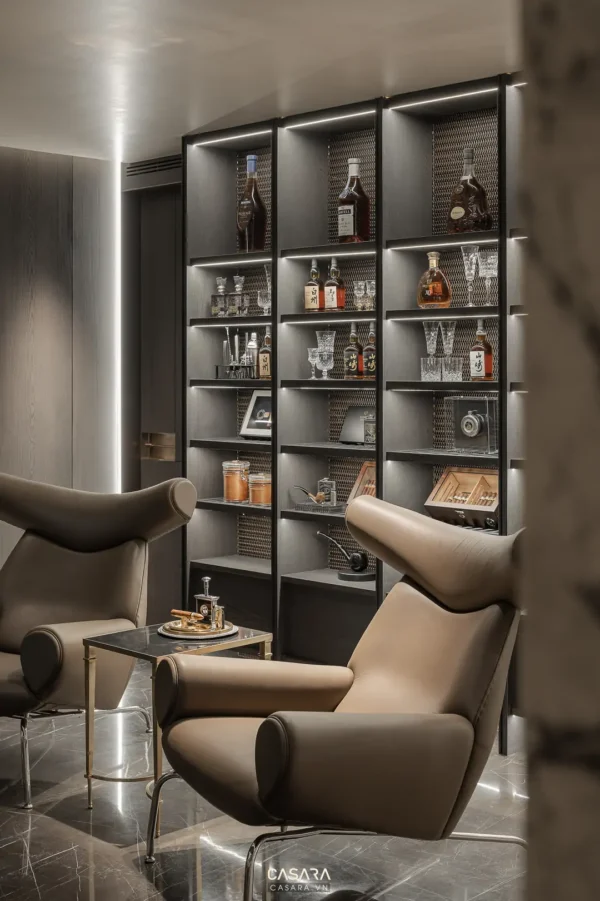 Góc thư giãn với kệ rượu sang trọng, ghế da êm ái tinh tế.