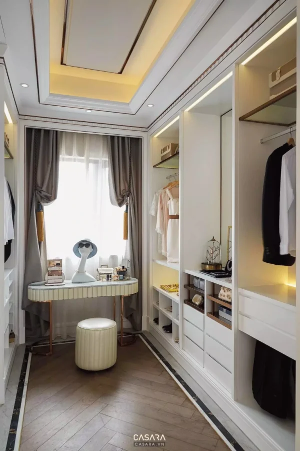 Phòng thay đồ sang trọng, gọn gàng với thiết kế hiện đại.