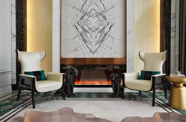 Phòng khách sang trọng với lò sưởi và ghế bành trắng tinh tế.