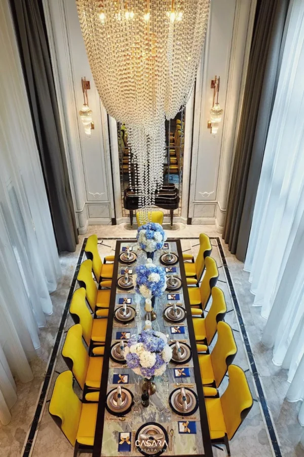 Phòng ăn sang trọng với bàn tiệc dài và đèn chùm lộng lẫy.