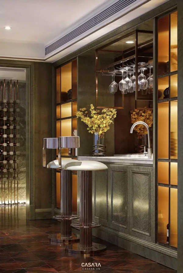 Quầy bar hiện đại, sang trọng với tủ rượu và ánh sáng vàng ấm áp.