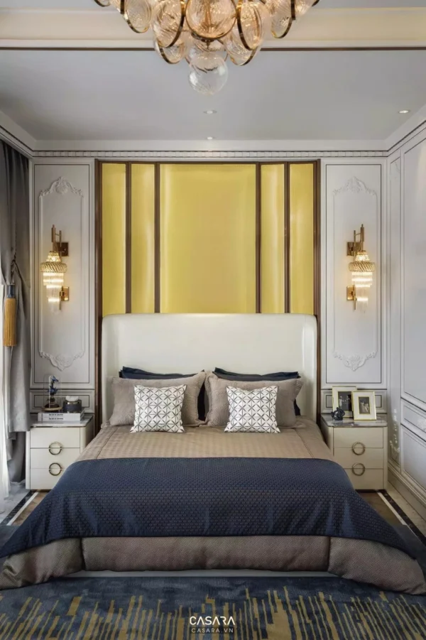 Phòng ngủ sang trọng với tông màu vàng, xanh navy chủ đạo.
