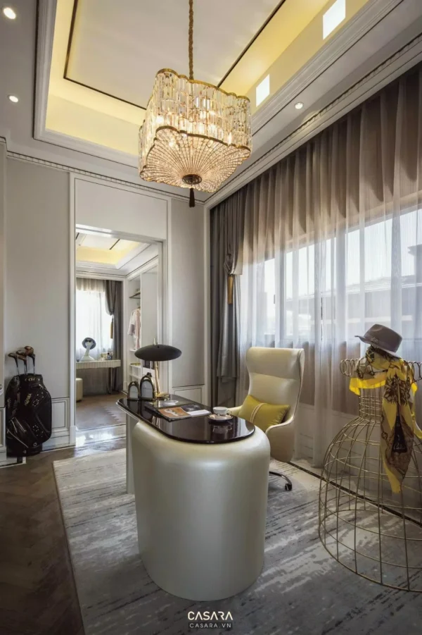 Phòng làm việc sang trọng với đèn chùm pha lê lộng lẫy.