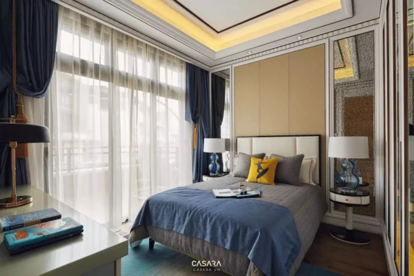 Phòng ngủ sang trọng với tông màu xanh lam, be ấm áp, thiết kế hiện đại.