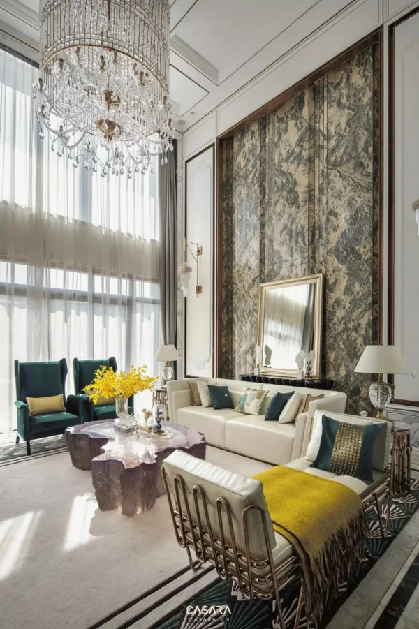 Phòng khách sang trọng với đèn chùm pha lê và nội thất tinh tế.