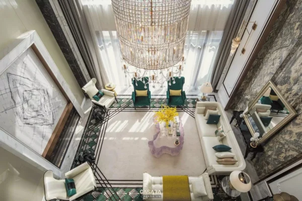 Phòng khách sang trọng với đèn chùm pha lê và nội thất tinh tế.