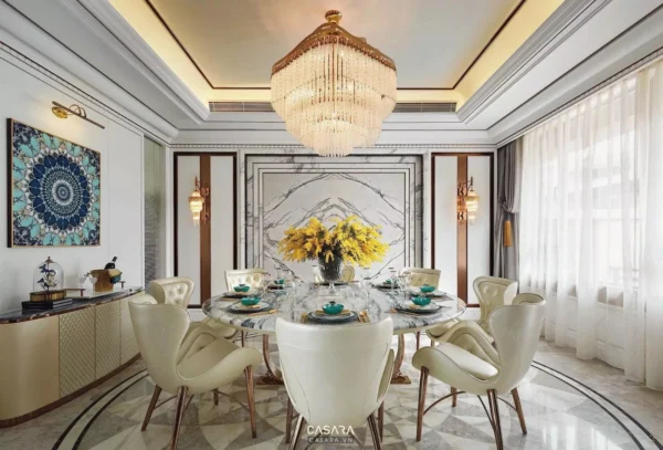Phòng ăn sang trọng với đèn chùm pha lê và nội thất tinh tế.