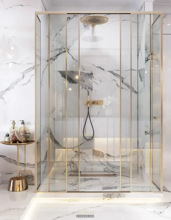 Phòng tắm sang trọng với vòi sen và tường ốp đá cẩm thạch tinh tế.