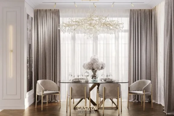 Phòng ăn sang trọng với đèn chùm pha lê và rèm cửa trang nhã.