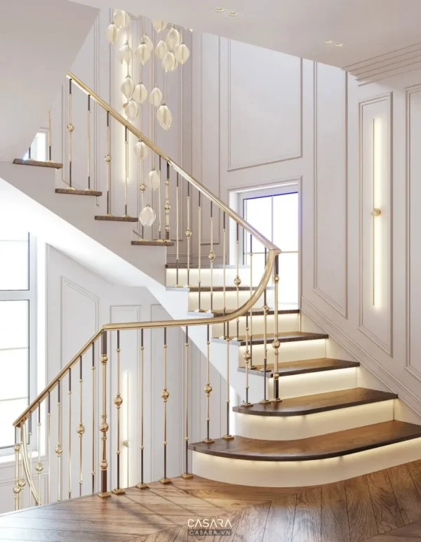 Cầu thang gỗ sáng trọng với đèn chùm và lan can vàng tinh tế.