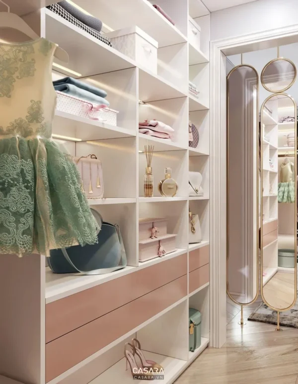 Tủ quần áo âm tường hiện đại, ngăn nắp với tông màu hồng pastel dịu nhẹ.