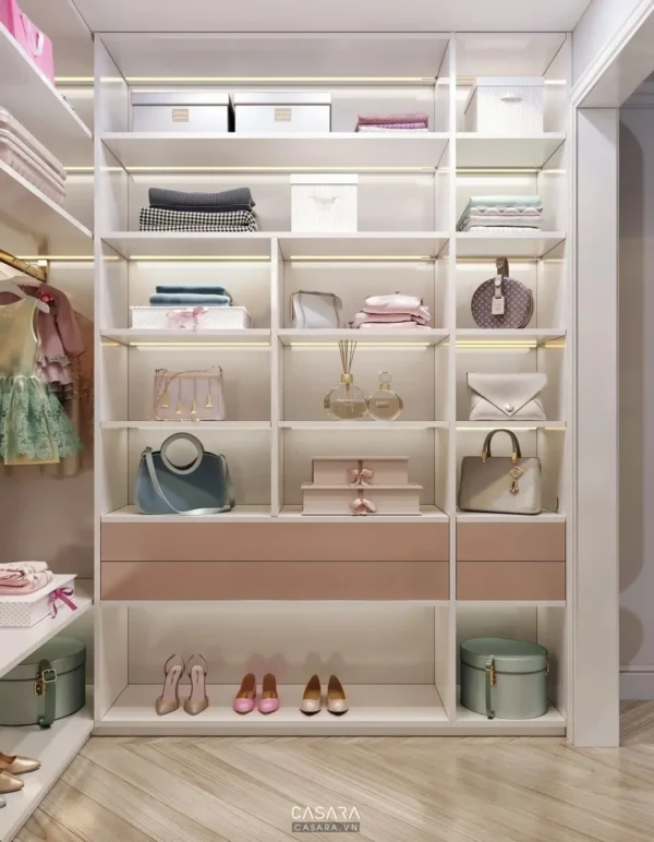 Tủ quần áo hiện đại, ngăn nắp với nhiều đồ dùng thời trang.