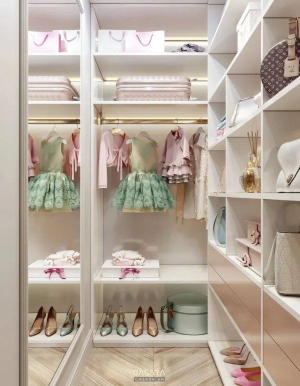 Tủ quần áo trắng tinh tế, bày biện đồ dùng cho bé gái gọn gàng.