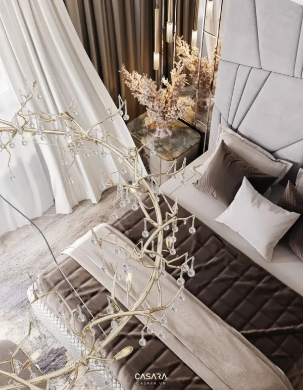 Phòng khách sang trọng với đèn chùm độc đáo, nội thất tinh tế.