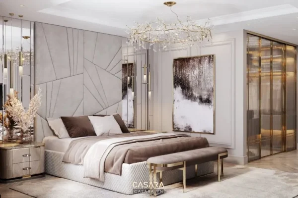 Phòng ngủ sang trọng với giường lớn và đèn chùm độc đáo.