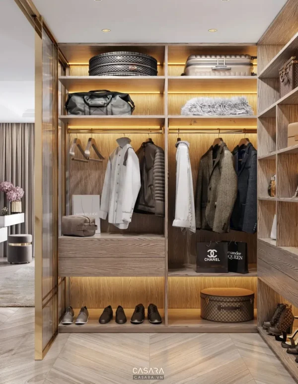 Phòng thay đồ sang trọng, ngăn nắp với nhiều kệ và quần áo cao cấp.
