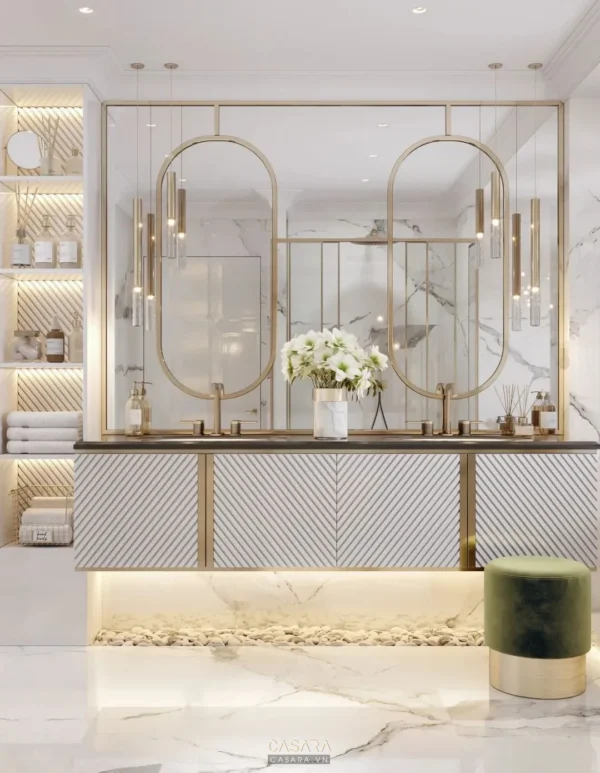 Phòng tắm sang trọng với gương lớn và nội thất màu vàng kim.