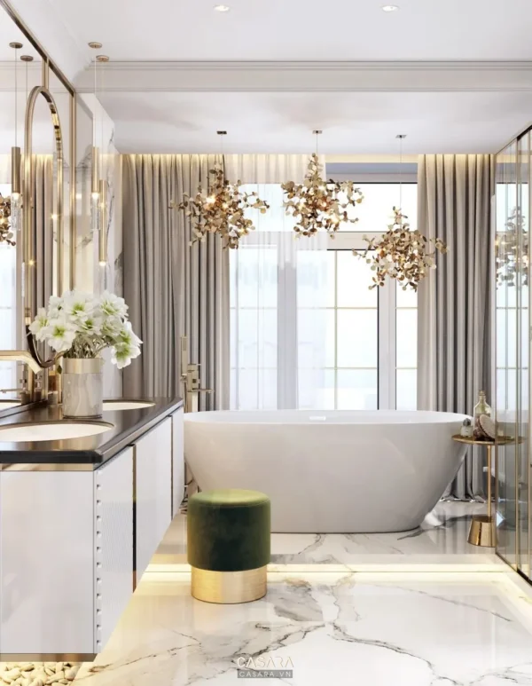 Phòng tắm sang trọng với bồn tắm trắng và đèn chùm độc đáo.
