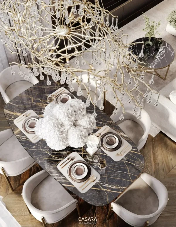 Bàn ăn sang trọng với đèn chùm độc đáo và bày biện tinh tế.