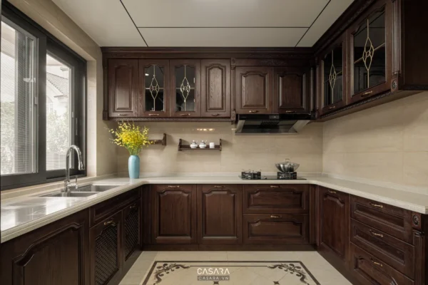 Phòng bếp gỗ nâu ấm cúng, thiết kế hiện đại và tiện nghi.