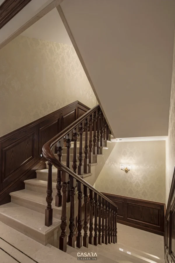 Cầu thang gỗ nâu sang trọng trong căn biệt thự hiện đại.