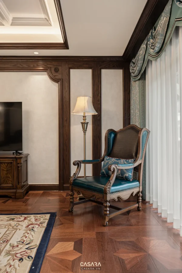 Góc phòng khách sang trọng với ghế bọc da xanh nổi bật.