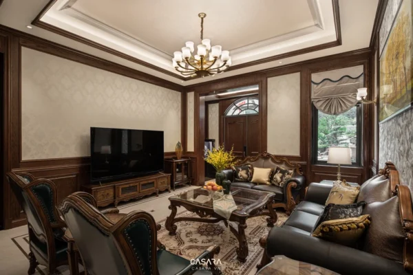Phòng khách sang trọng với nội thất gỗ cổ điển và đèn chùm lộng lẫy.