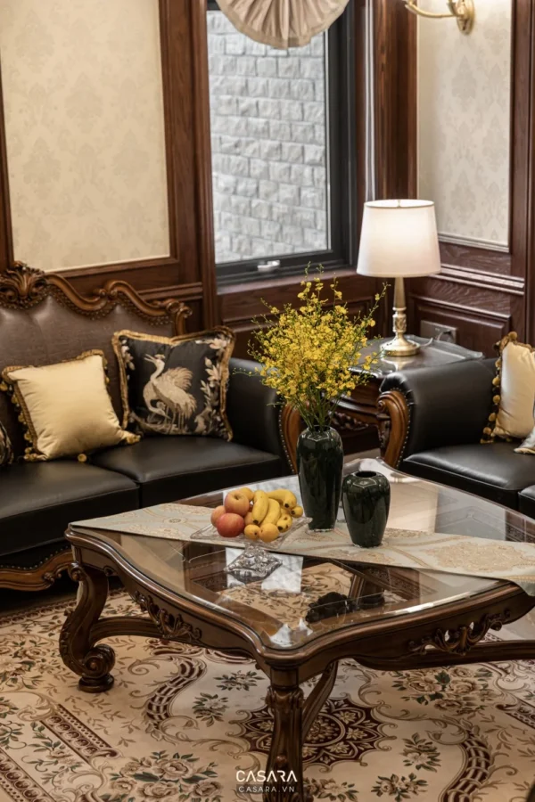 Phòng khách cổ điển với nội thất gỗ chạm khắc tinh xảo và sang trọng.