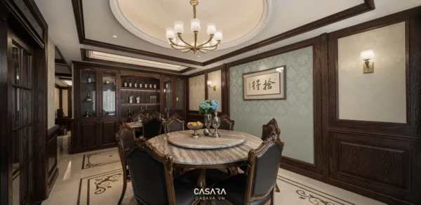 Phòng ăn sang trọng, ấm cúng với nội thất gỗ cổ điển và đèn chùm.