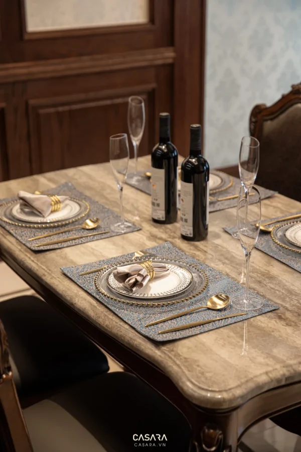 Bàn ăn sang trọng với rượu vang, bày trí tinh tế, ấm cúng.