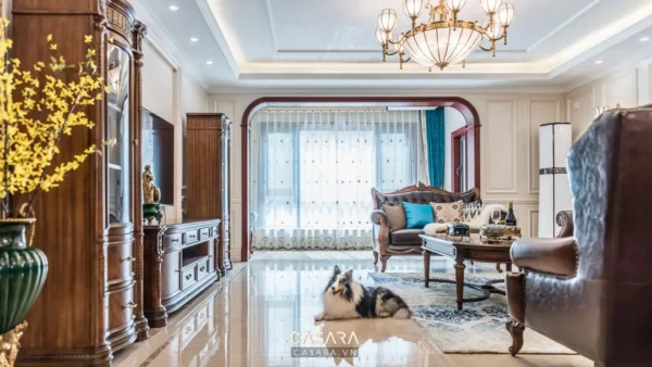 Phòng khách cổ điển, sang trọng với nội thất gỗ chạm khắc tinh xảo.