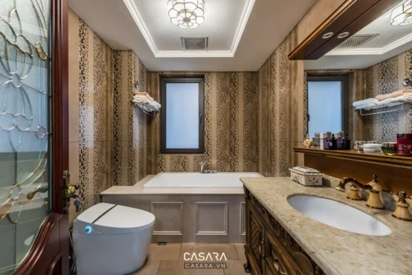 Phòng tắm sang trọng với bồn tắm trắng và nội thất gỗ ấm cúng.