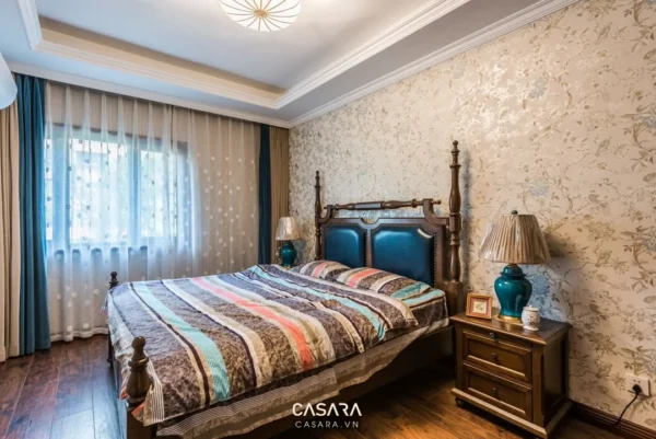 Phòng ngủ ấm cúng với giường lớn, thiết kế cổ điển và ánh sáng dịu nhẹ.