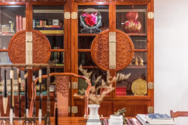 Tủ gỗ chạm khắc cổ điển trang trí đồ vật nghệ thuật tinh tế.