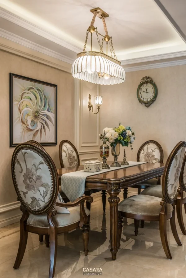 Phòng ăn sang trọng với đèn chùm và nội thất gỗ cổ điển.