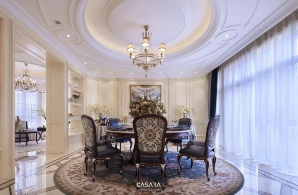 Phòng ăn sang trọng với đèn chùm và nội thất cổ điển.
