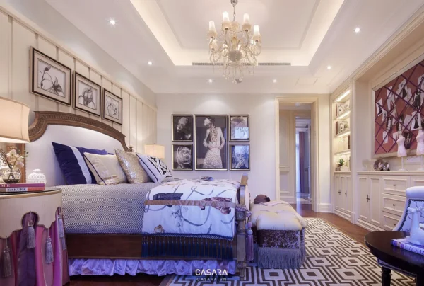 Phòng ngủ sang trọng, ấm cúng với giường lớn và tranh nghệ thuật.