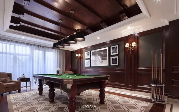 Phòng chơi bi-a sang trọng với nội thất gỗ nâu ấm cúng.