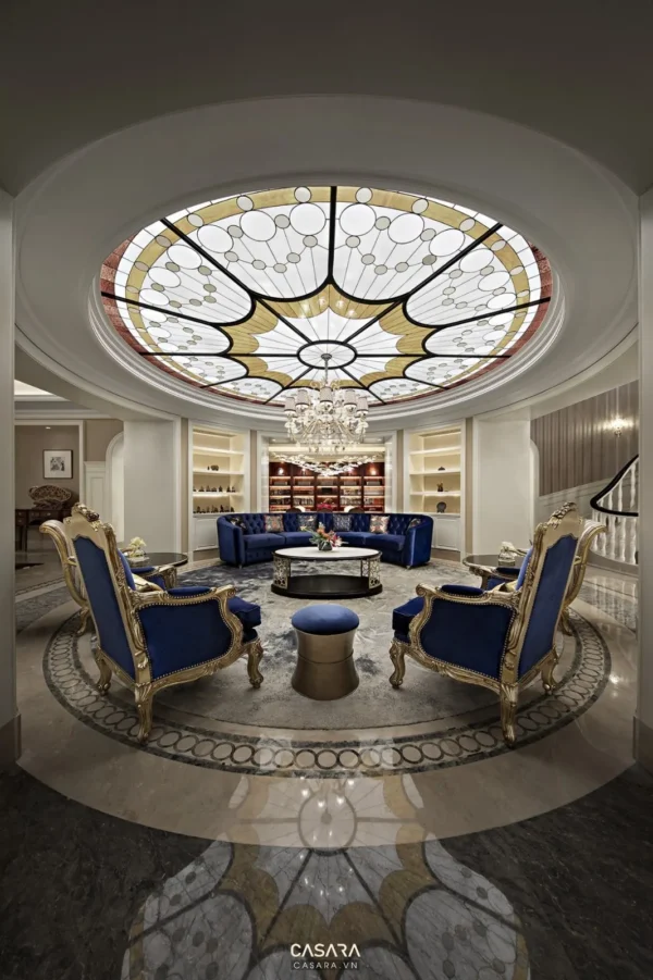 Phòng khách sang trọng với trần kính màu và nội thất cổ điển.