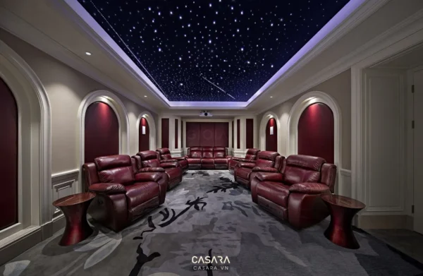 Phòng xem phim sang trọng với trần sao độc đáo, ghế da đỏ.
