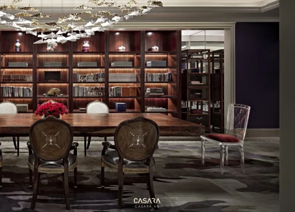 Phòng đọc sách sang trọng với tủ sách gỗ và đèn chùm độc đáo.