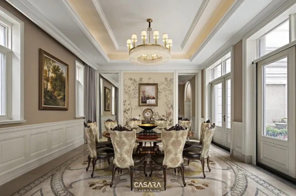 Phòng ăn sang trọng với đèn chùm pha lê và nội thất cổ điển.